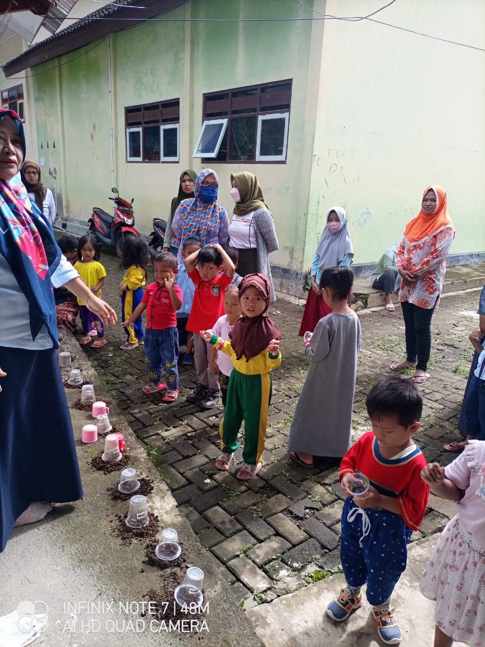 Pelatihan Menanam Bibit Kangkung untuk anak-anak Kelompok bermain Mawar Indah